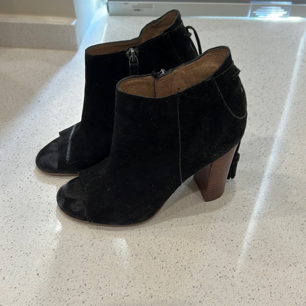 Black Saw That Booties With Tassel On The Back Zipper On The Side Size 7 1/2